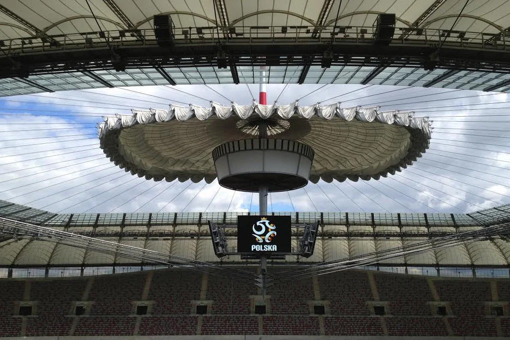 Dach na Stadionie Narodowym w czasie otwierania.