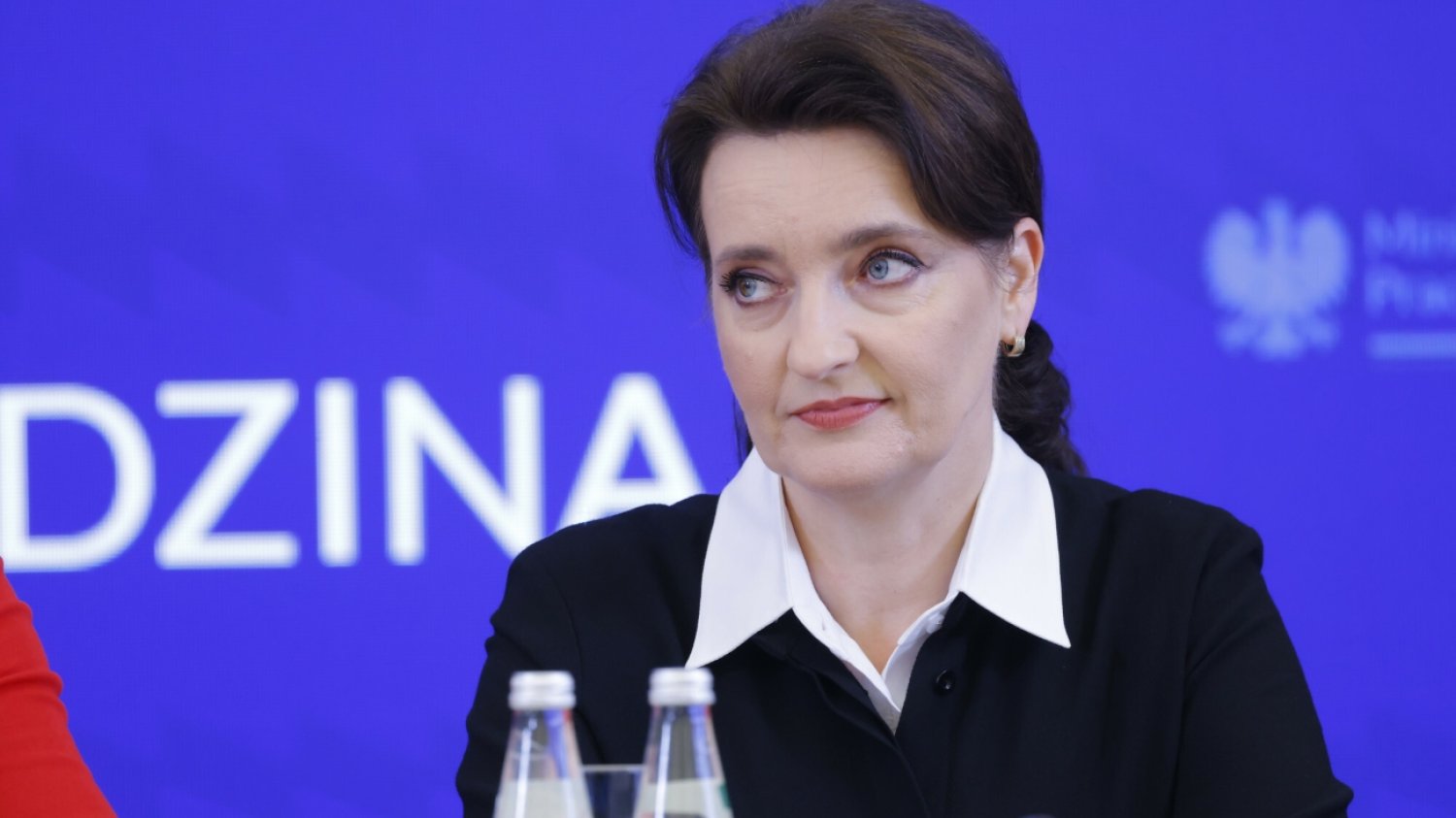 Ministra Marzena Okła-Drewnowicz rozpoczęła prace nad rekomendacjami dotyczącymi ochrony seniorów przed wykorzystaniem. To pokłosie afery mieszkaniowej Karola Nawrockiego. Ministra ds. polityki senioralnej Marzena Okła-Drewnowicz.