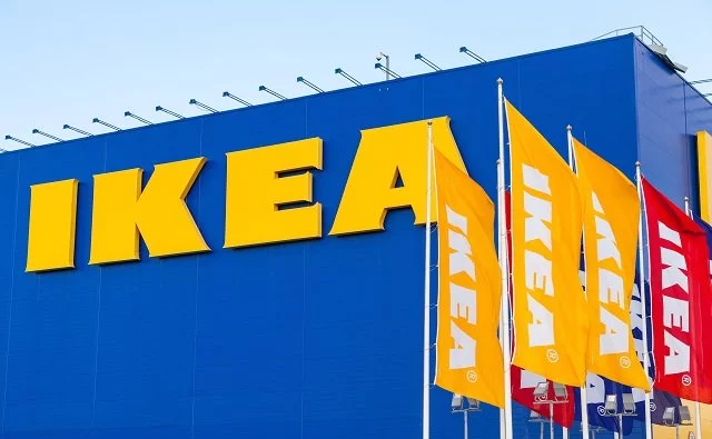 IKEA wydała oświadczenie ws. ochrony pracowników przed dyskryminacją. Były pracownik miał pisać kolegom o tym, że osoby nieteronormatywne zasługują na śmierć – powoływał się przy tym na Biblię, świętą księgę chrześcijan.