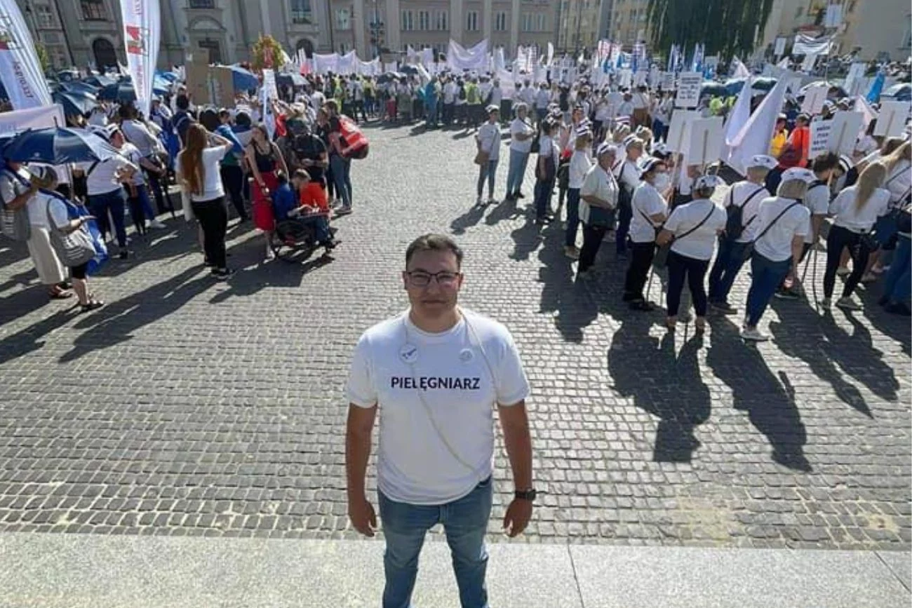 Pielęgniarz Gilbert Kolbe, rzecznik Białego miasteczka.