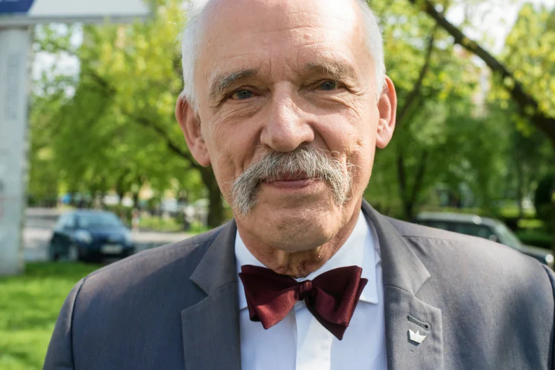 Instagram Janusza Korwin-Mikkego to prawdziwa kopalnia śmiechu.