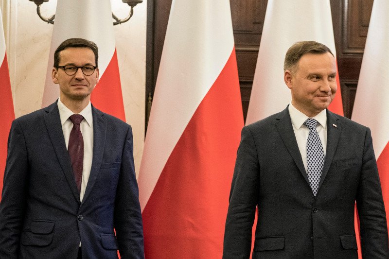 Jak Polacy oceniają prezydenta i premiera? Odpowiedź przynosi najnowszy sondaż IBRIS.