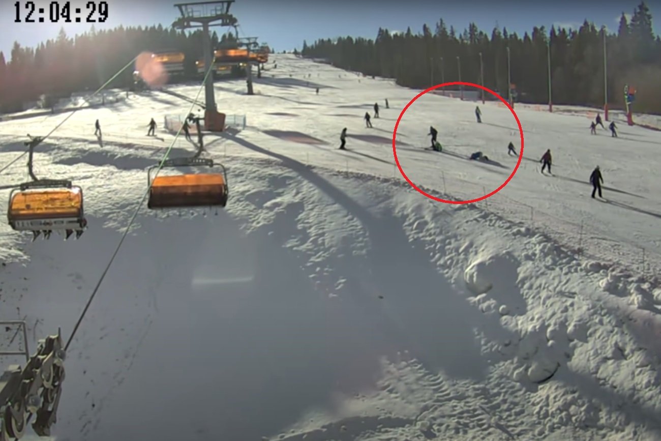 Tragiczny w skutkach wypadek narciarza i snowboardzistki. Kobieta ma złamany kręgosłup. Tragiczny w skutkach wypadek narciarza i snowboardzistki. Kobieta ma złamany kręgosłup.