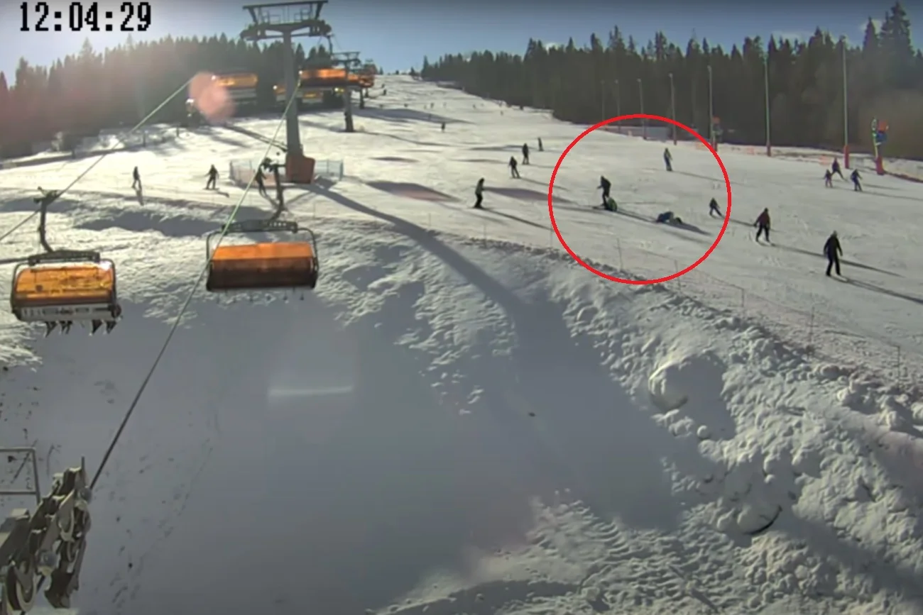 Tragiczny w skutkach wypadek narciarza i snowboardzistki. Kobieta ma złamany kręgosłup. Tragiczny w skutkach wypadek narciarza i snowboardzistki. Kobieta ma złamany kręgosłup.