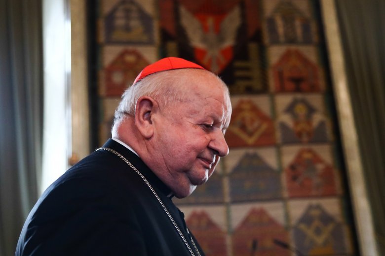 Stanisław Dziwisz nie odpowiada na pytania dziennikarza TVN24. Ich tematem jest ukrywanie przemocy seksualnej kleru wobec dzieci i branie łapówek za dostęp do Jana Pawła II lub załatwianie spraw.