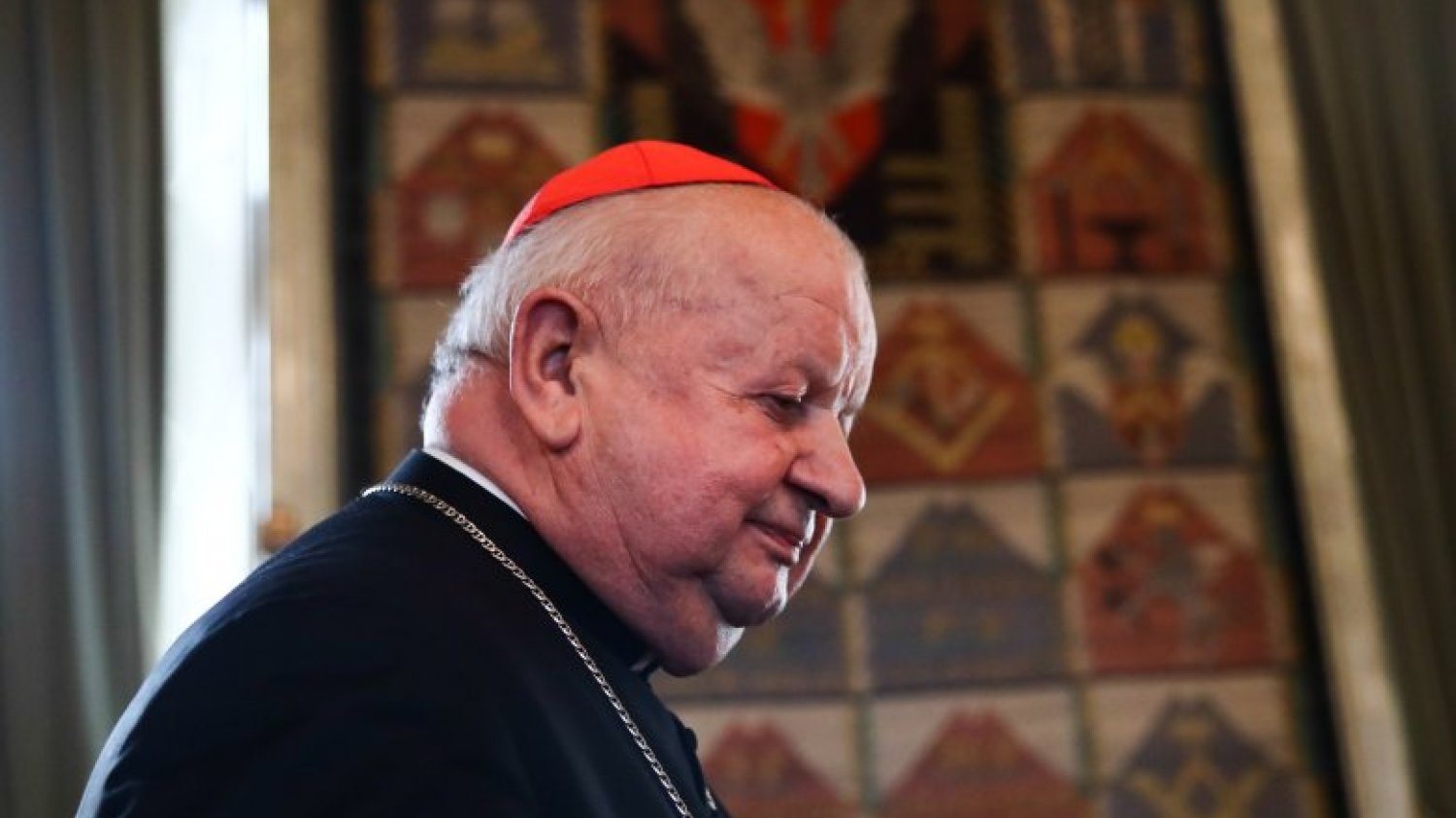 Kard. Stanisław Dziwisz nie odpowiada na pytania dziennikarza TVN24. Ich tematem jest ukrywanie przemocy seksualnej kleru wobec dzieci i branie łapówek za dostęp do Jana Pawła II lub załatwianie spraw. Stanisław Dziwisz nie odpowiada na pytania dziennikarza TVN24. Ich tematem jest ukrywanie przemocy seksualnej kleru wobec dzieci i branie łapówek za dostęp do Jana Pawła II lub załatwianie spraw.