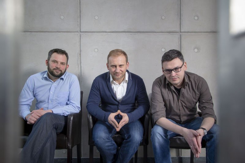 Od lewej Grzegorz Rutkiewicz, Michał Wroczyński i Gniewosz Leliwa – to ich firma bada hejt w Wielkiej Brytanii.