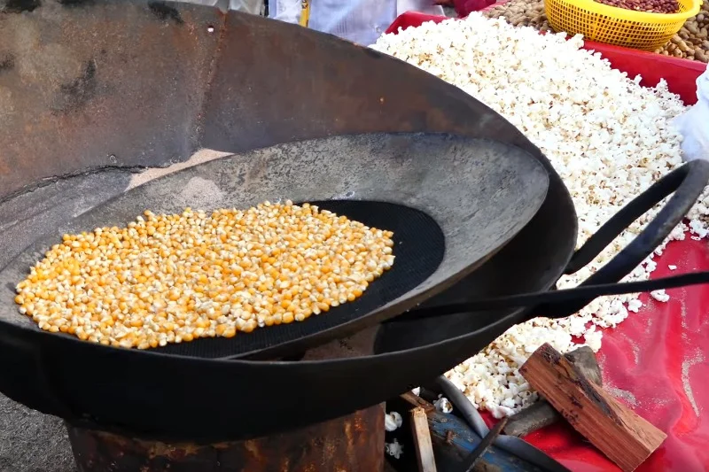 Ze sprzedażą popcorny, przygotowanego za pomocą tej techniki w Indiach można się spotkać do dziś