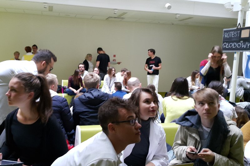 To już dziewiąty dzień głodówki medyków w Dziecięcym Szpitalu Klinicznym w Warszawie. Strajkujących odwiedzają studenci medycyny i pacjenci wspierający ich postulaty.