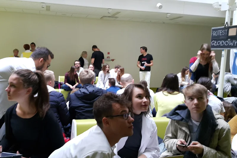 To już dziewiąty dzień głodówki medyków w Dziecięcym Szpitalu Klinicznym w Warszawie. Strajkujących odwiedzają studenci medycyny i pacjenci wspierający ich postulaty.