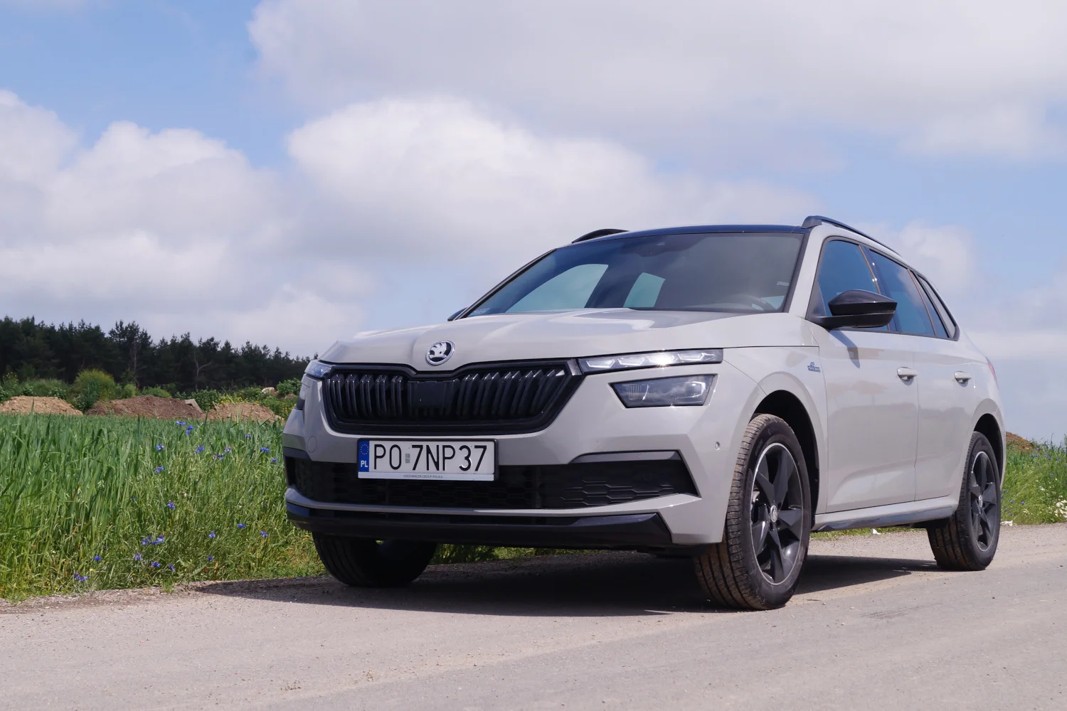 Skoda Kamiq Mote Carlo to mały miejski SUV. Można nazwać go nawet młodzieżowym autem.