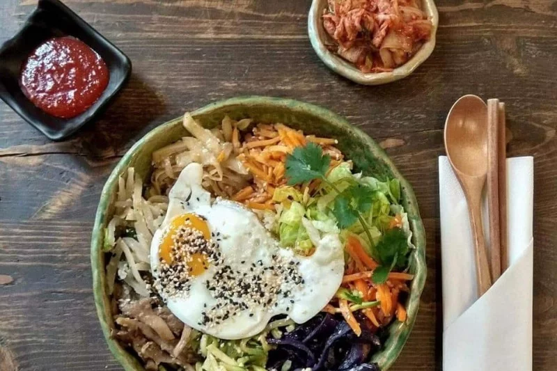 Bibimbap w restauracji Koreanka, orzy ul. Koszykowej w Warszawie