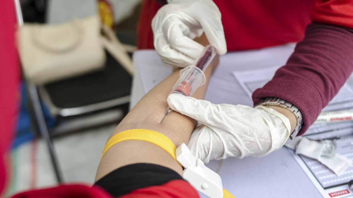 Nie testujemy się wystarczająco w kierunku HIV, bo wiele osób jest przekonanych, że ich ta choroba nie dotyczy.