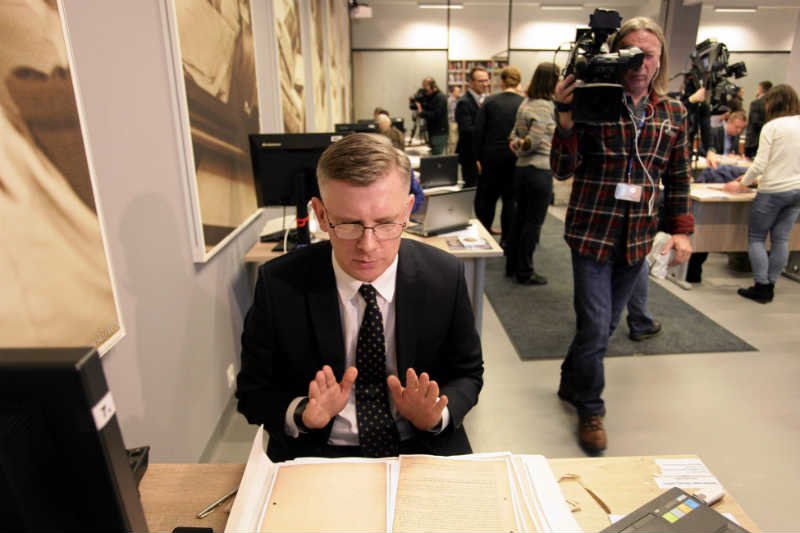 IPN odtajnił tzw. Zbiór Zastrzeżony, prezentował go m.in. Sławomir Cenckiewicz. Na zdjęciu historyk podczas lektury dokumentów z tzw. szafy Kiszczaka w lutym 2016.