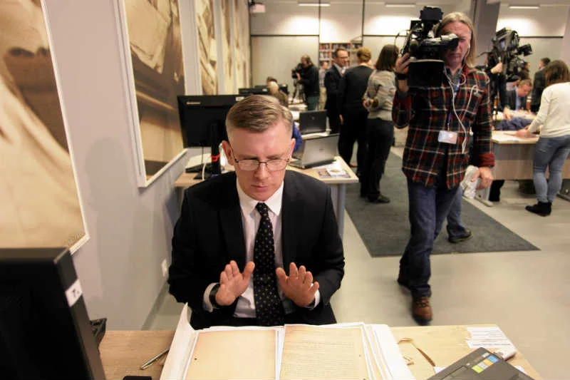 IPN odtajnił tzw. Zbiór Zastrzeżony, prezentował go m.in. Sławomir Cenckiewicz. Na zdjęciu historyk podczas lektury dokumentów z tzw. szafy Kiszczaka w lutym 2016.