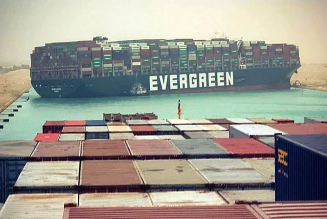 Ostatnie statki oczekujące na przepłynięcie Kanału Sueskiego z powodu zablokowania go przez kontenerowiec Ever Griven, w sobotę przeprawiły się przez trasę.