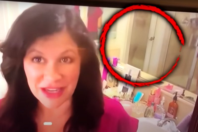 Wpadka telewizyjna. Pod prysznicem nagi mąż dziennikarki Melindy Mezy, Mike de Lambert.