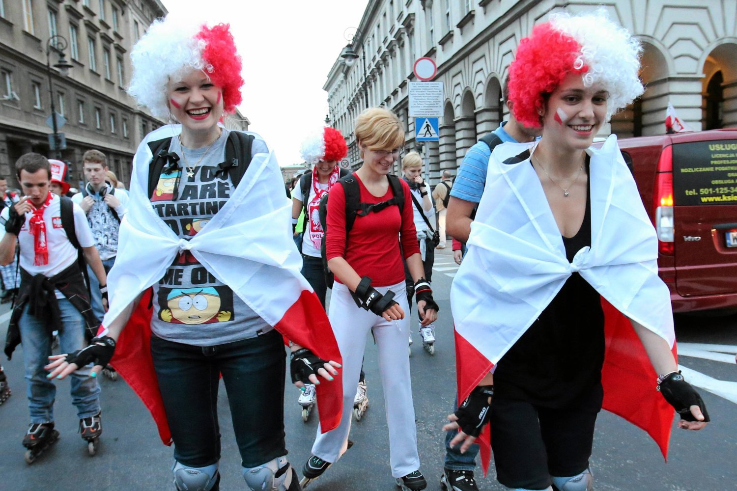 Nocny przejazd na rolkach przez Warszawę w strojach kibica.