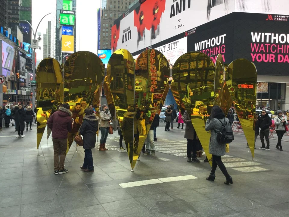 Złote serca na Times Square