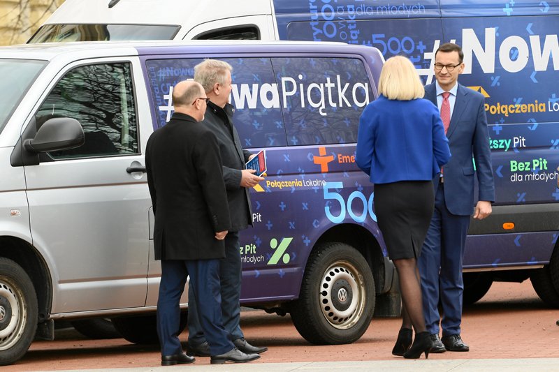 Poseł Krzysztof Brejza zaczął się zastanawiać, dlaczego w PiS-busach są za szybą policyjne "lizaki" i "koguty".