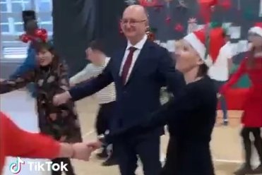 Piotr Wawrzyk tańczy w kółeczku. Minister z PiS na dyskotece mikołajkowej
