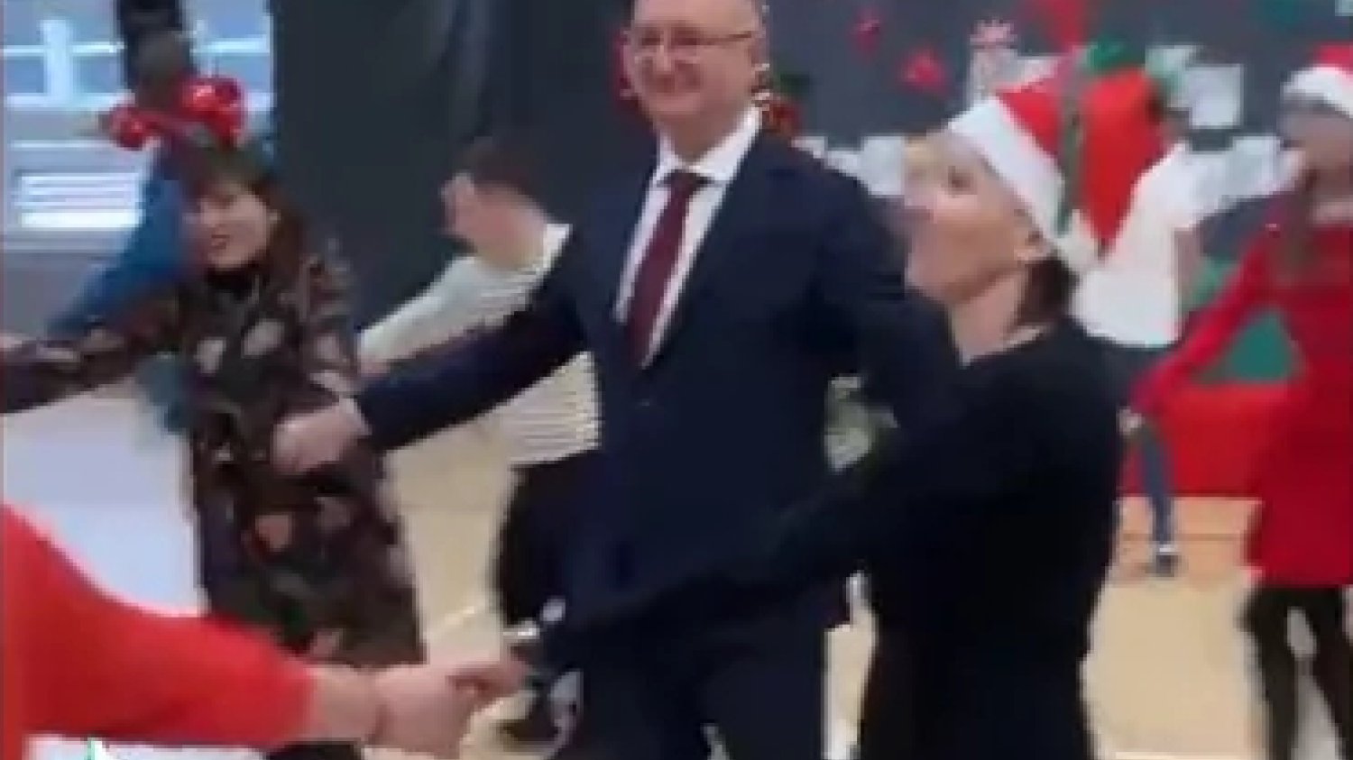 Piotr Wawrzyk tańczy w kółeczku. Minister z PiS na dyskotece mikołajkowej