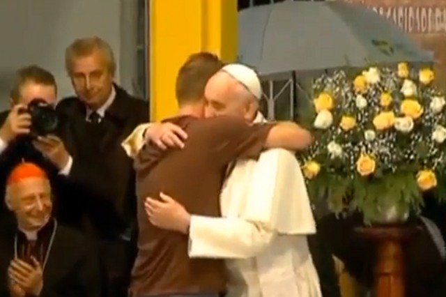 Podczas wizyty w szpitalu papież Franciszek uściskał walczących z nałogiem narkomanów