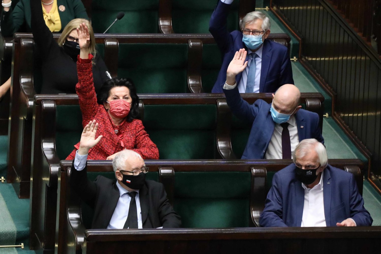 Sejm przyjął uchwałę wspierającą rząd w zakresie negocjacji ws. budżetu unijnego. Oznacza to de facto wsparcie dla zapowiedzi weta.