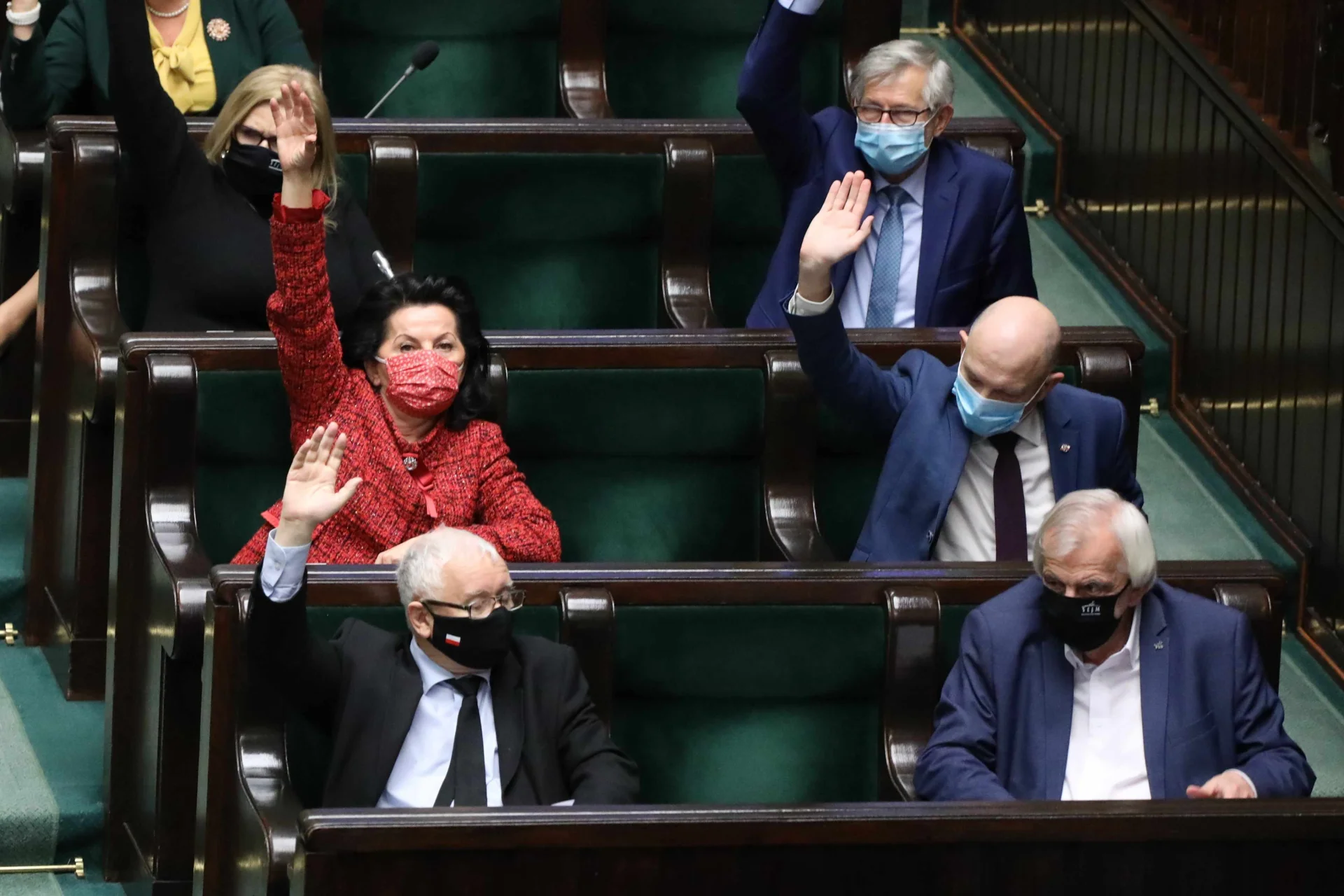 Sejm przyjął uchwałę wspierającą rząd w zakresie negocjacji ws. budżetu unijnego. Oznacza to de facto wsparcie dla zapowiedzi weta.