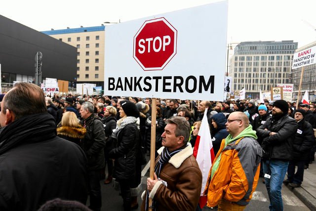 Notowania wielu banków zaczęły spadać po zwycięstwie PiS, które na bankowców prawdopodobnie zrzuci rozwiązanie problemów tzw. frankowiczów.