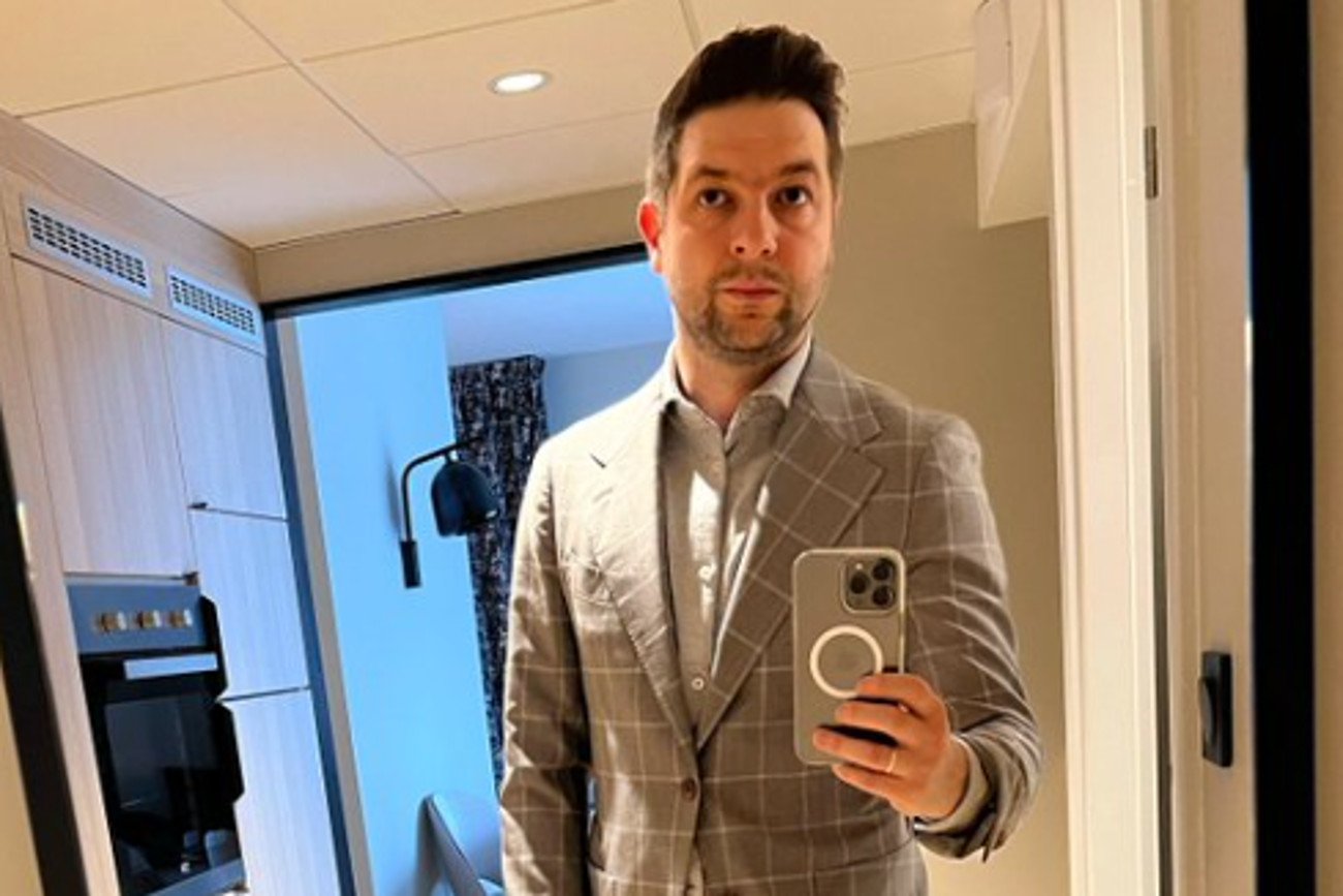 Europoseł Patryk Jaki zareagował na burzę wokół swoich spodni. Zrobił zdjęcie i pokazał internautom.