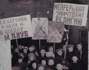 Młodzież do szkoły i klubu, a nie do kościoła
