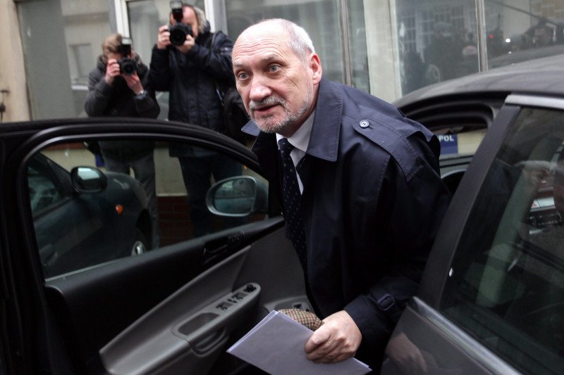 Macierewicz lepszy niż "ciepłe kluchy". Gen. Polko: Jego kontrowersyjność wynika z decyzyjności