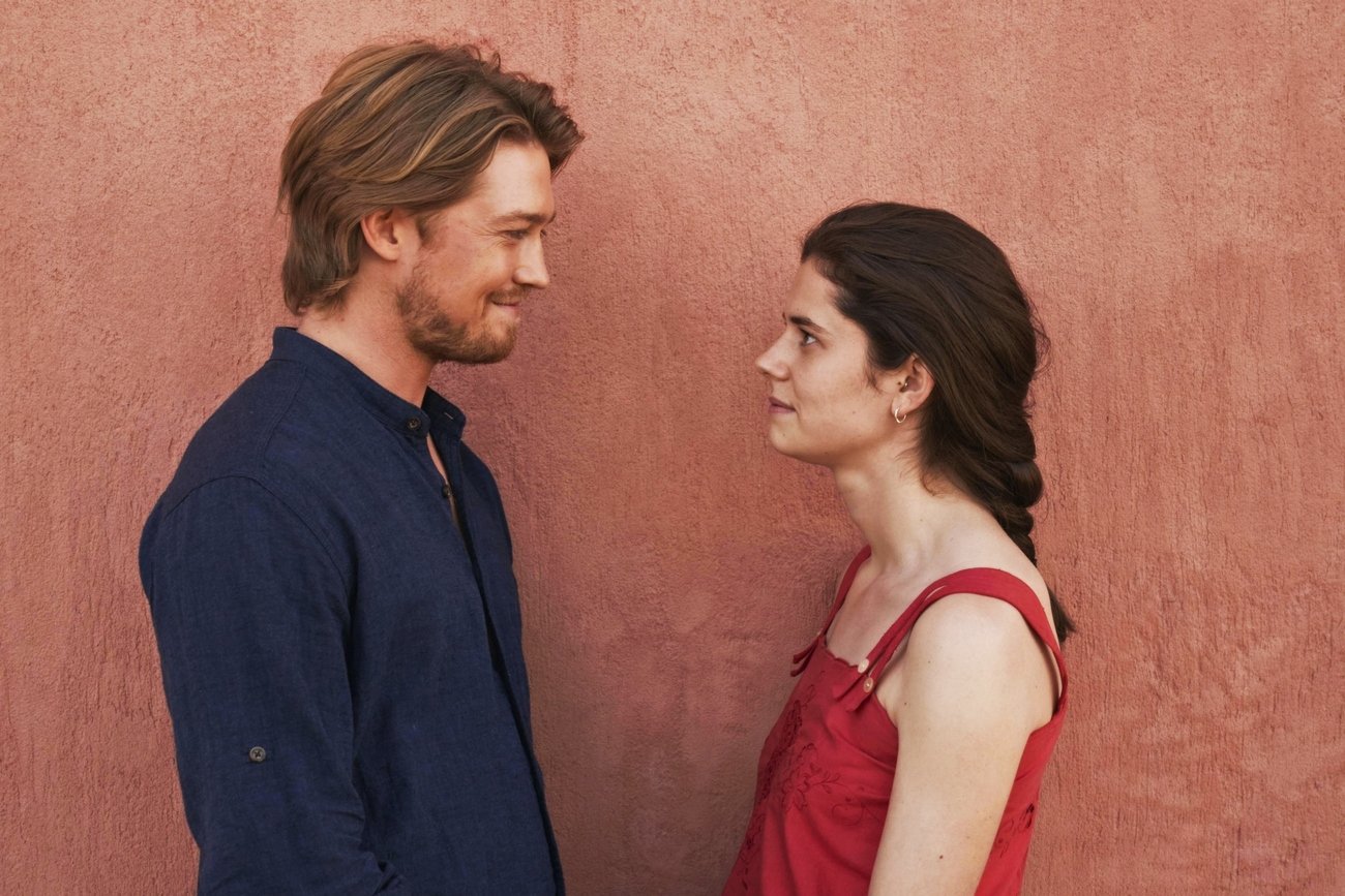 Joe Alwyn (Nick) i Alison Oliver (Frances) w serialu "Rozmowy z przyjaciółmi".