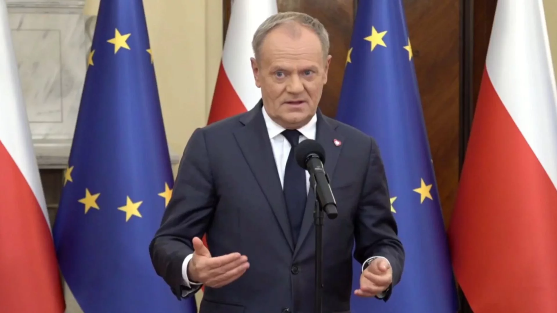 Donald Tusk podczas konferencji prasowej.