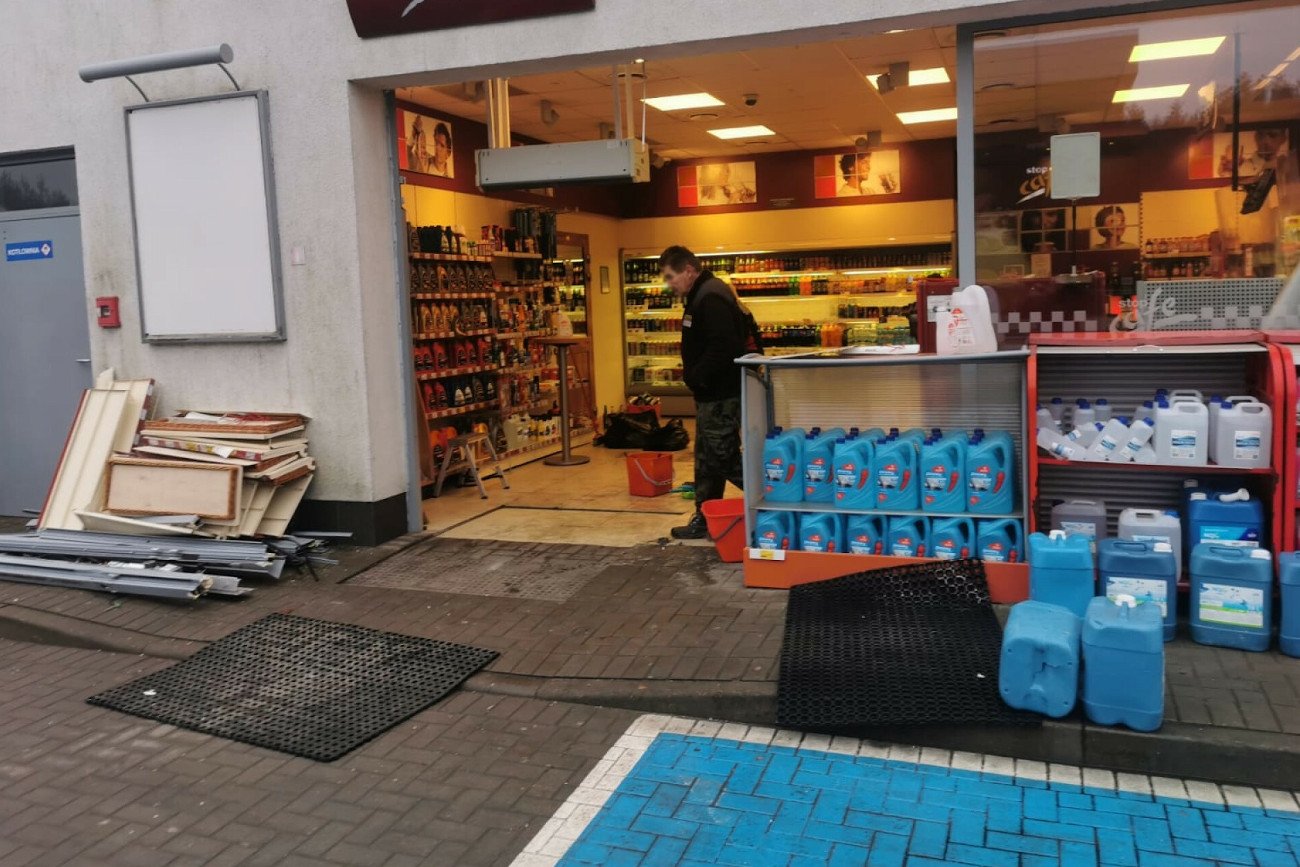 37-letnia kobieta, która w lutym bieżącego roku zdemolowała swoim samochodem stację benzynową w Rymaniu, nie zostanie ukarana.