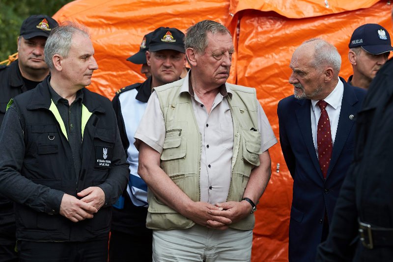 "Pojawił się VIP i praca ruszyła". Ochotnik, który pojechał nieść pomoc do Rytla, opowiada nam jak wojsko pomaga mieszkańcom dotkniętym przez nawałnicę. A właściwie – jak nie pomaga.