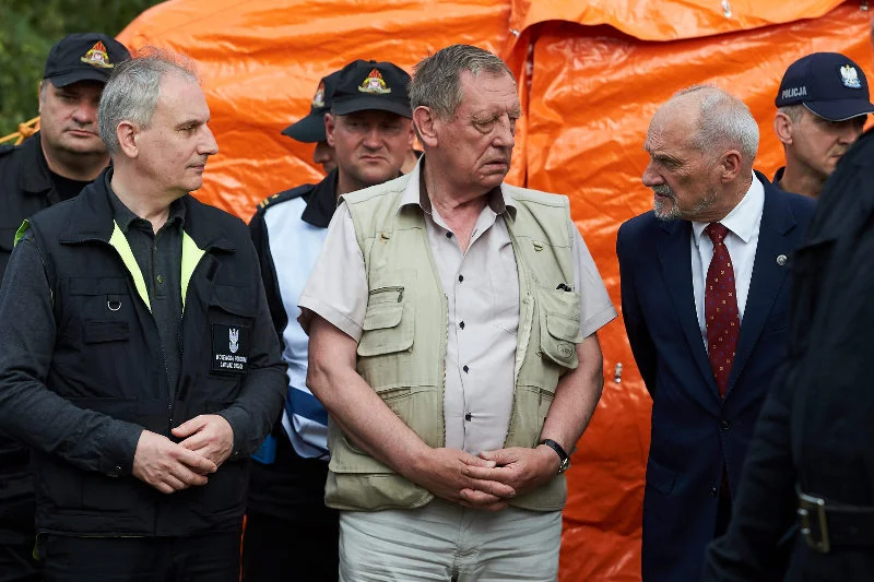 "Pojawił się VIP i praca ruszyła". Ochotnik, który pojechał nieść pomoc do Rytla, opowiada nam jak wojsko pomaga mieszkańcom dotkniętym przez nawałnicę. A właściwie – jak nie pomaga.