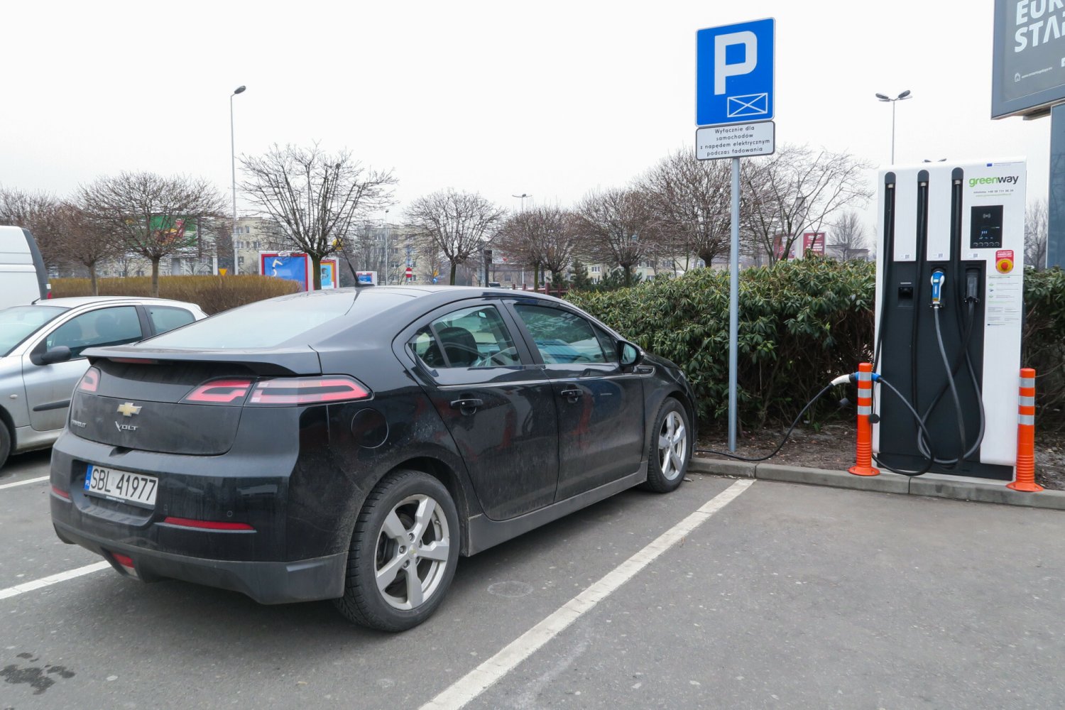 Biedronka i Lidl montują stacje do ładowania samochodów elektrycznych. Trzeba uważać na parkingu Jak wygląda parking do ładowania elektryków? Warto o tym pamiętać