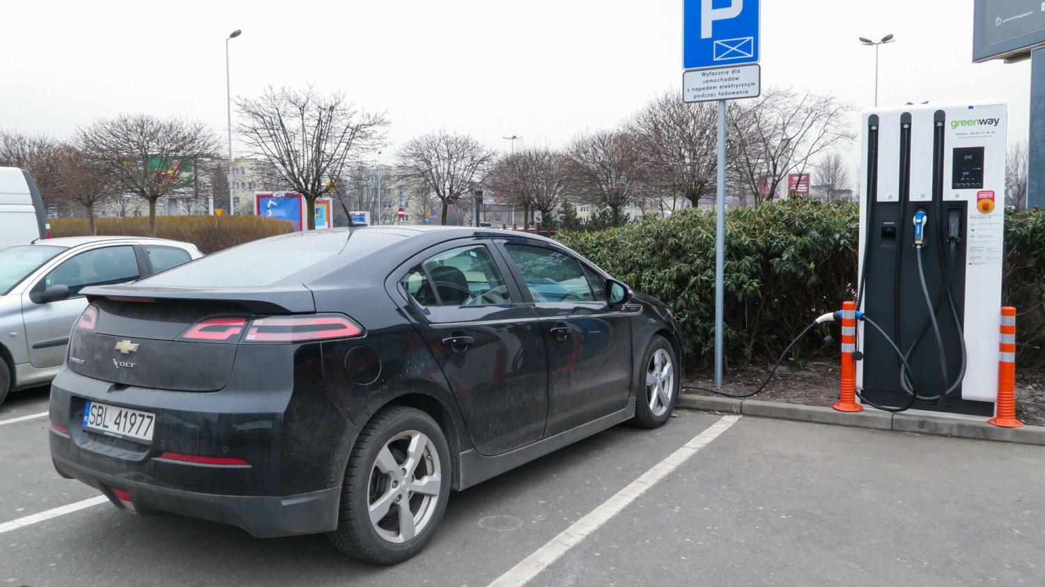 Biedronka i Lidl montują stacje do ładowania samochodów elektrycznych. Trzeba uważać na parkingu Jak wygląda parking do ładowania elektryków? Warto o tym pamiętać