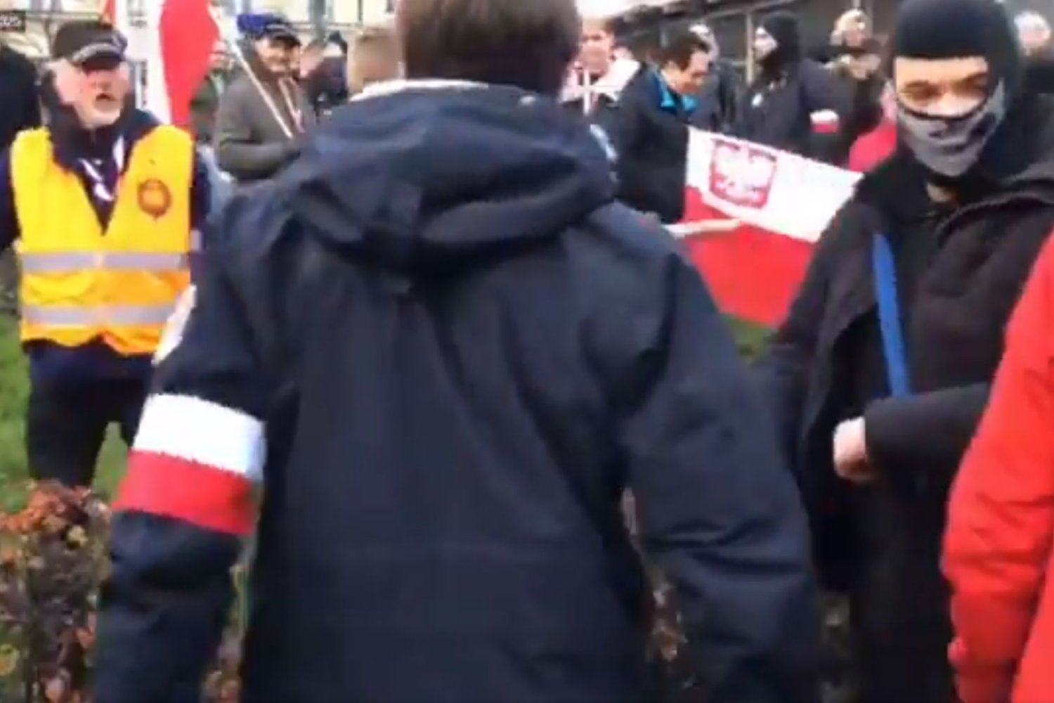 Kontrmanifestacja Obywateli RP została rozwiązana przez policję. Jest osłaniana przed Marszem Niepodległości przez straż marszu