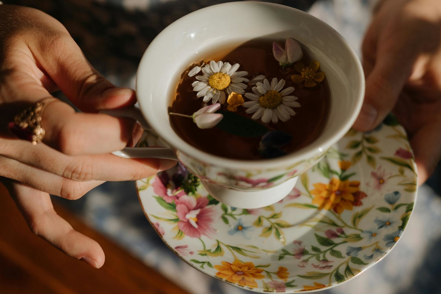 Zakazane pestycydy w popularnych herbatach. Najwięcej w tej, którą kupimy w aptece