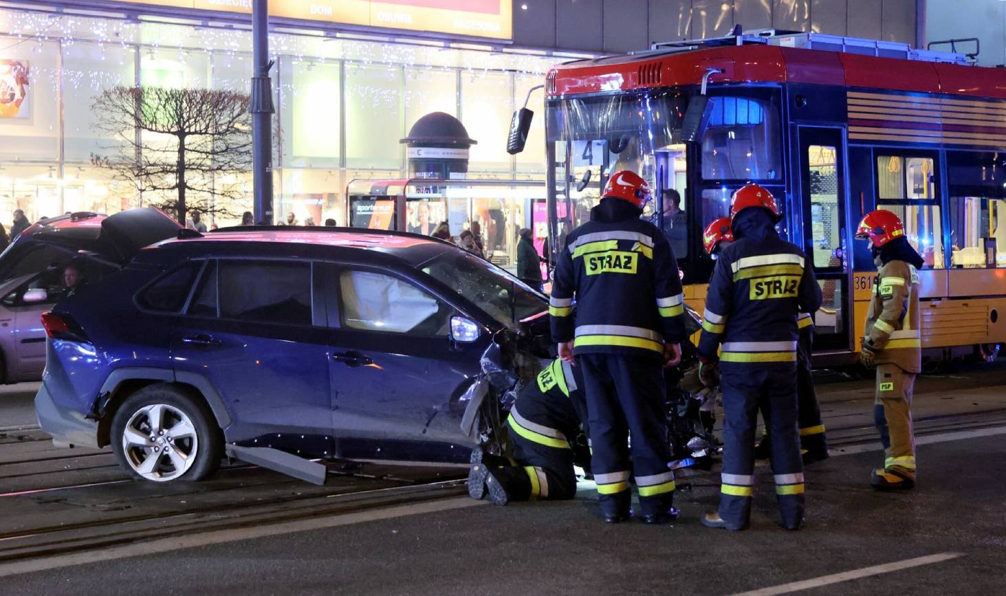 Niepokojące sceny w centrum Warszawy. Niektóre ulice zostały zamknięte