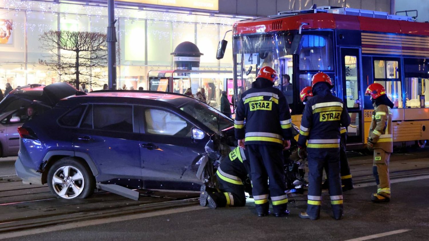 Niepokojące sceny w centrum Warszawy. Niektóre ulice zostały zamknięte