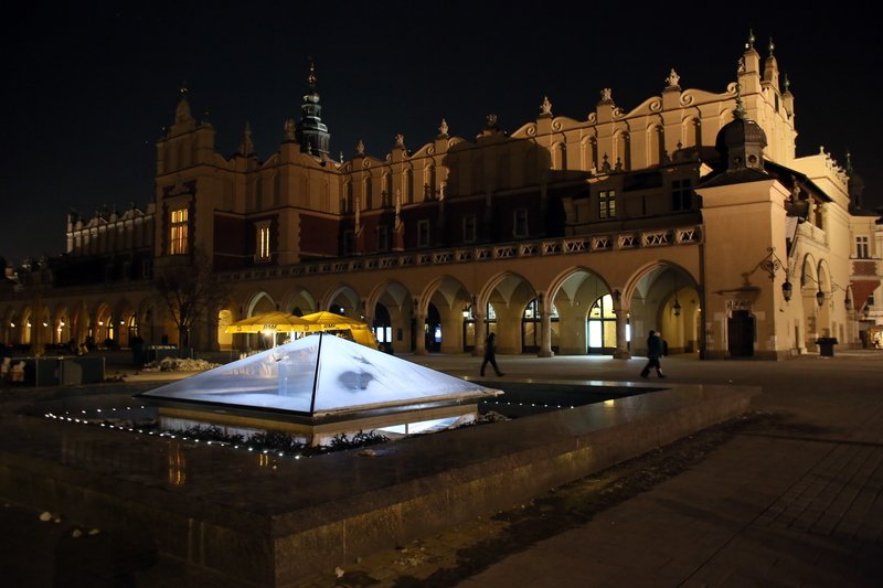 Półnagi turysta zszokował ludzi przechodzących obok Sukiennic.