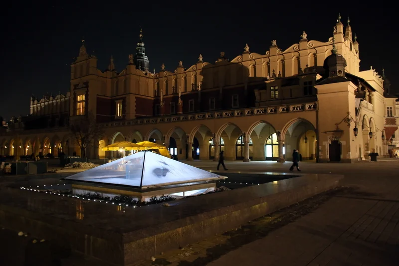 Półnagi turysta zszokował ludzi przechodzących obok Sukiennic.