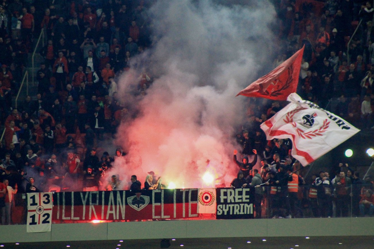 Albańscy kibice podczas meczu eliminacji do MŚ 2022 z Polską (0:1) zachowywali się poniżej wszelkiej krytyki.