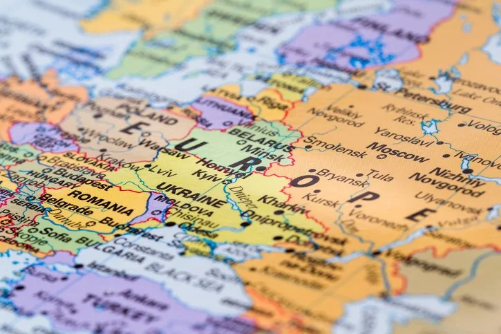 Od 1 lipca obywatele 15 krajów świata będą mogli swobodnie przekraczać strefę Schengen. Na liście nie znaleźli się m.in. mieszkańcy USA, Brazylii i Rosji, ze względu na pandemię covid-19. Mapa Europy. Kto będzie mógł wjeżdżać do UE od 1 lipca 2020?