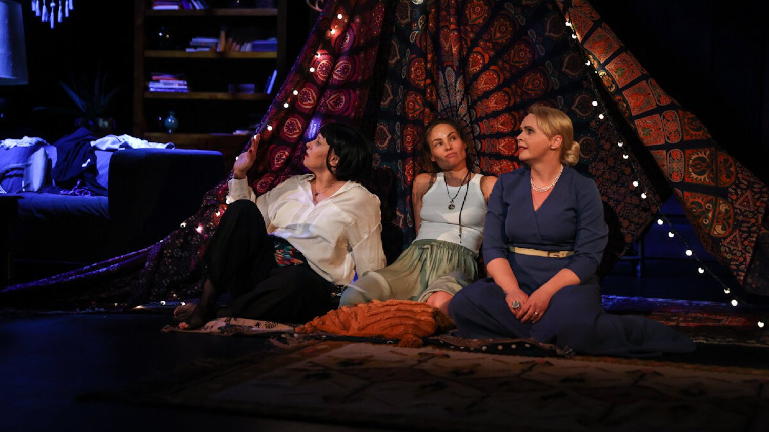 "Głowa w piasek" to sztuka teatralna, której autorem jest Matt Murray, kanadyjski komediopisarz z Toronto. Pierwszą polską adaptację tej komedii sytuacyjnej można obejrzeć na scenie Teatru Polonia w Warszawie za sprawą spektaklu w reżyserii Marii Seweryn.