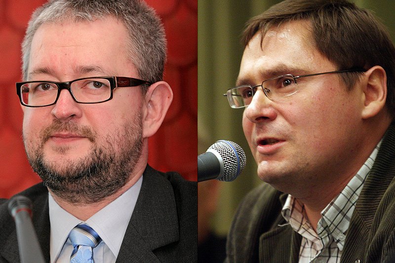 Raperzy zespołu A.J.K.S. w swoich tekstach mocno atakują prawicowych publicystów Rafała Ziemkiewicza i Tomasza Terlikowskiego.